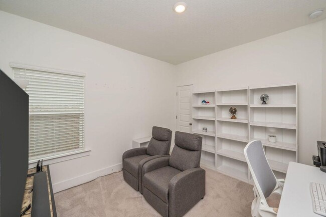 Building Photo - 3 Bedroom plus office/flex space in Crestv...