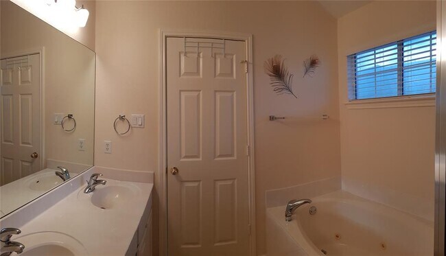 Building Photo - 16100 S Great Oaks Dr