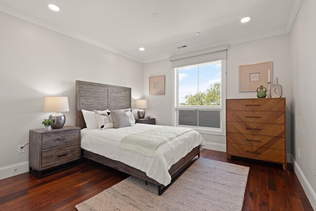 Building Photo - 87 Medford St