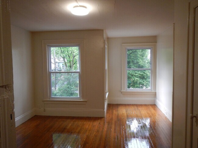 Building Photo - AVAILABLE 6/1/26 - Large House Available O...