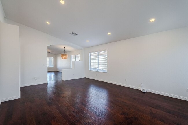 Building Photo - YEAR END MOVE IN SPECIAL!  NEWLY RENOVATED...