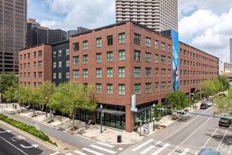 Building Photo - The Paramount at South Market