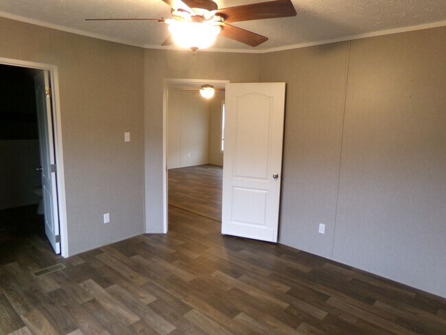 Building Photo - Country Living