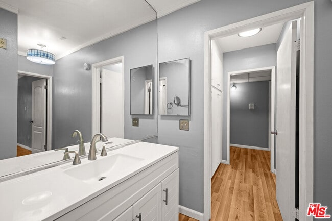 Building Photo - 12801 Moorpark St