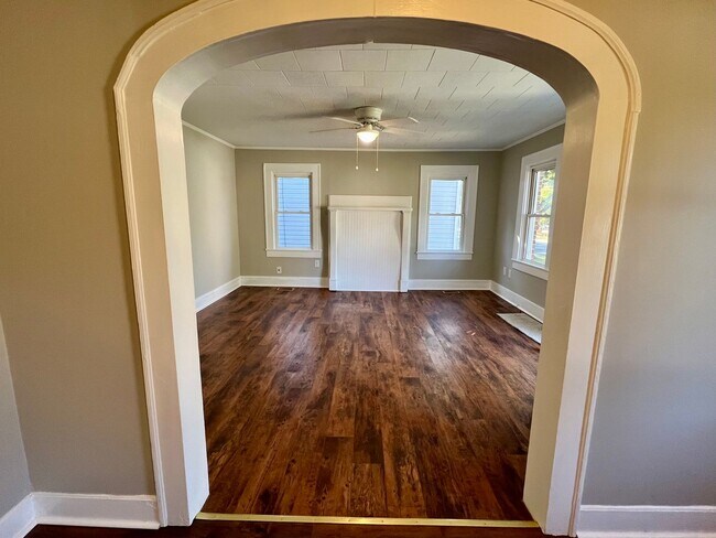 Building Photo - Two bedroom, 1 bath house in Burlington