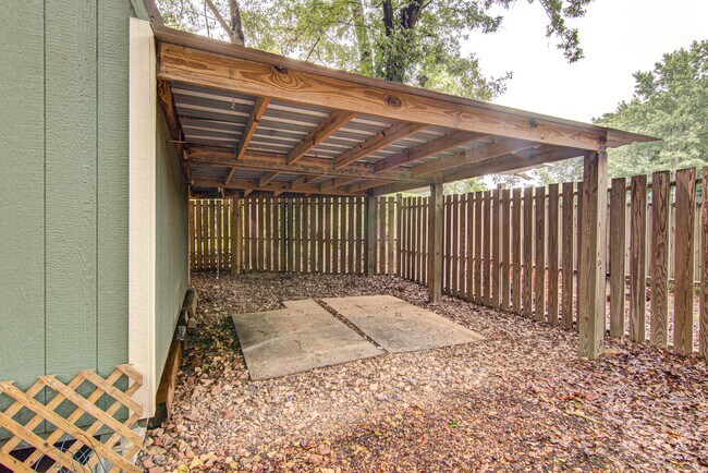 Building Photo - 2315 Treetop Ln