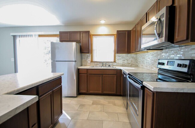 Building Photo - 3 Bedroom / 2.5 Bathroom House Available N...