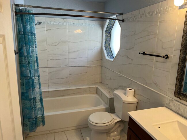 Building Photo - Ground Floor Condo. Granite Kitchen. Upgra...