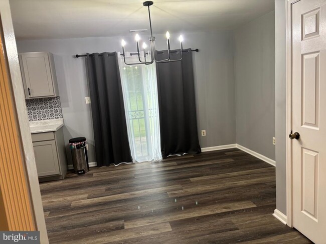 Building Photo - 9700 Cedarhollow Ln