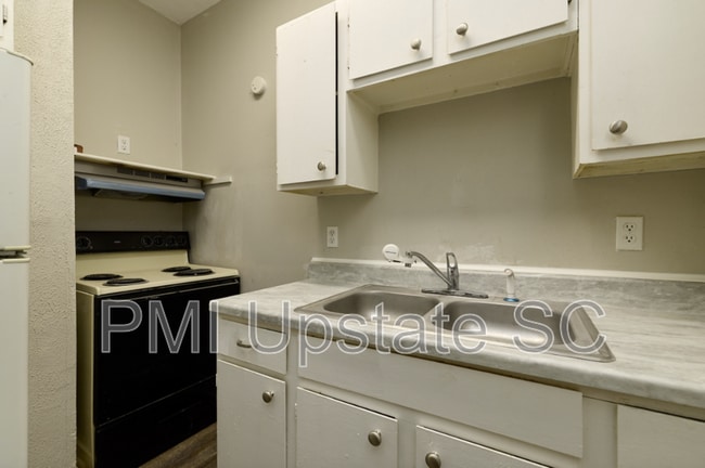 Building Photo - 181 N Fairview Ave