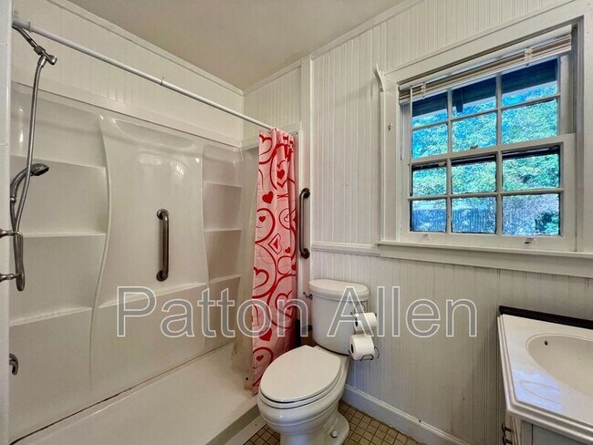 Building Photo - 15 Allen Ave