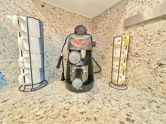 Building Photo - 935 SW 11th Ave