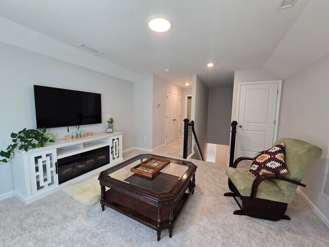 Building Photo - 5 Bedrooms! Stunning 5BR/4BA North Ridge P...
