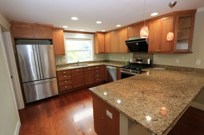 Building Photo - Wallingford 3bd/3.5ba, Vaulted Ceilings, G...
