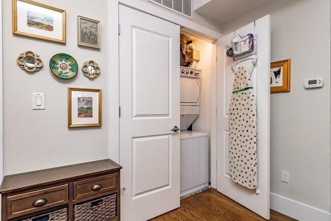 Building Photo - 10 St George St