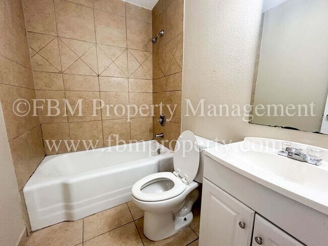 Building Photo - 713 Phillips Dr