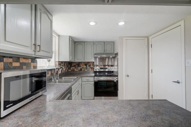 Building Photo - 602 Apache Trail