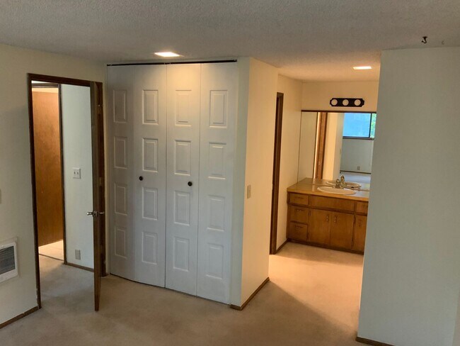 Building Photo - 422 Brookside Dr