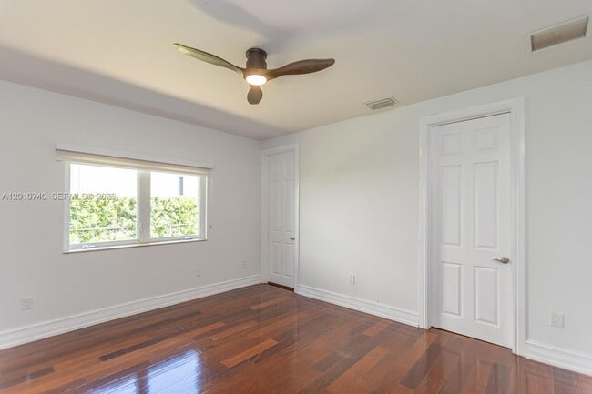 Building Photo - 425 N Shore Dr