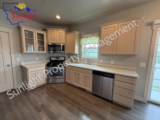 Building Photo - Modern 2 Bed 2 Bath Single Family Home that allows small pets!