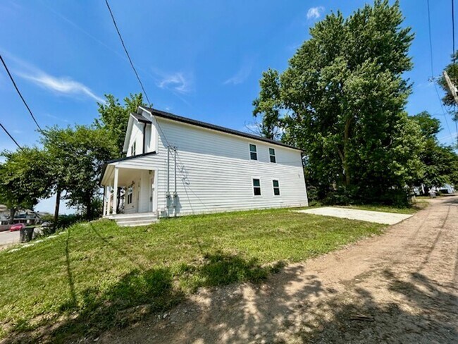 Building Photo - Charming 3-Bedroom 2 Bathroom Duplex in th...