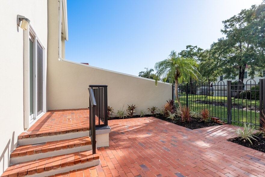Building Photo - 2700 Bayshore Blvd