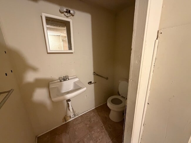 Building Photo - 215 Adams St