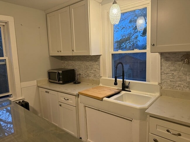 Building Photo - 10 Cushman St