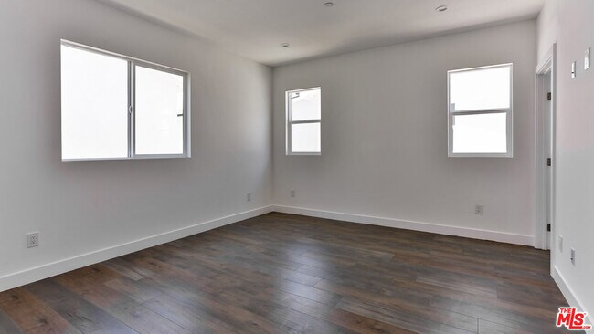 Building Photo - 3946 S Budlong Ave