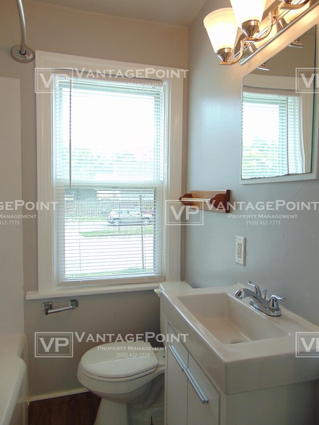 Building Photo - 993 Velp Ave