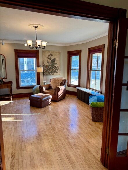 Building Photo - 175 Maple St