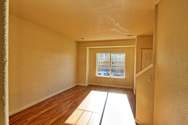 Building Photo - Updated Condo in North Reno