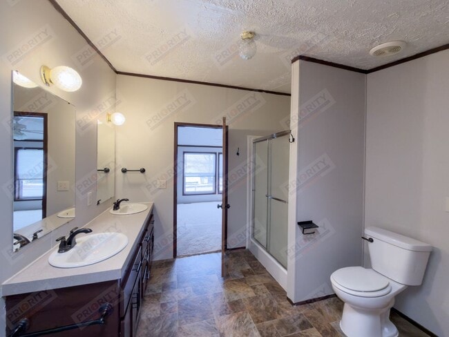 Building Photo - Spacious 4 bedroom single family home