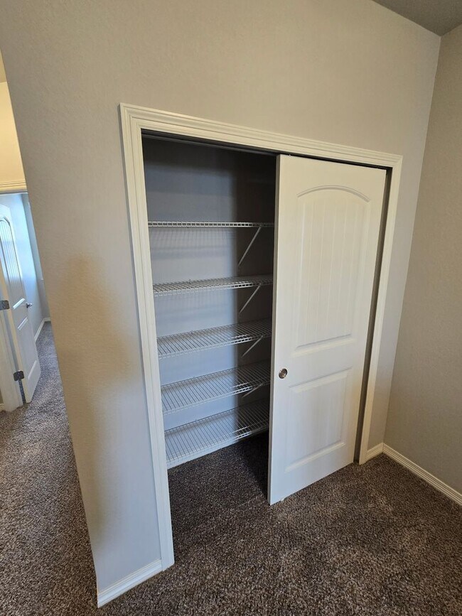 Building Photo - 3B/3B Townhome NOW AVAILABLE in Windsor! Great Location!