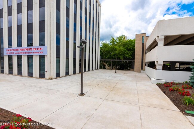 Building Photo - 216 N River St