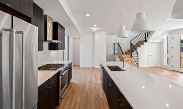 Building Photo - Modern 2 bed, 2.5 bath w/ rooftop!