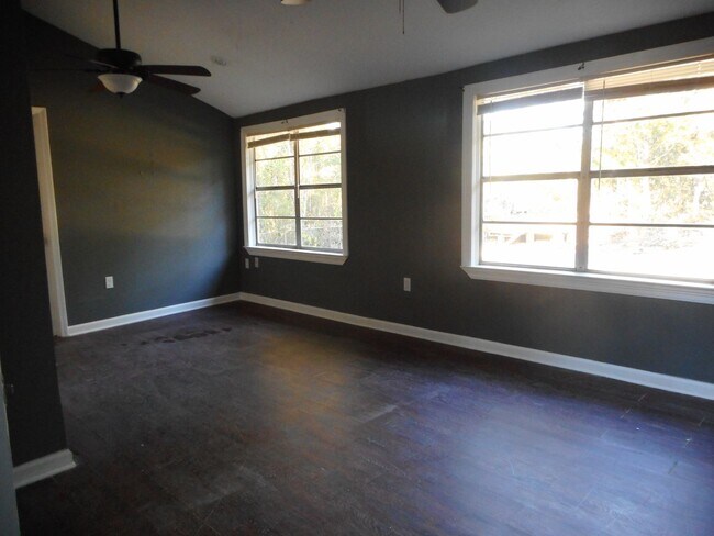 Building Photo - Adoreable 3 BR 1.5 Bath home!