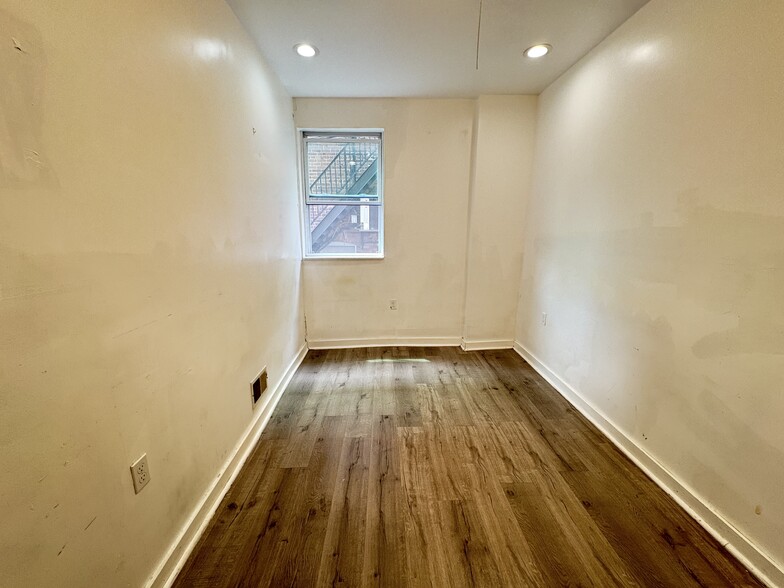 Building Photo - 5807 Hobart St