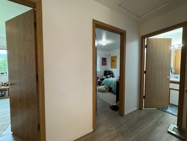 Building Photo - 4 Bedroom 2 Bathroom Duplex - Near WWU