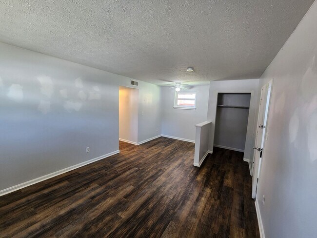 Building Photo - Charming 1 bedroom 1 bath apartment for re...