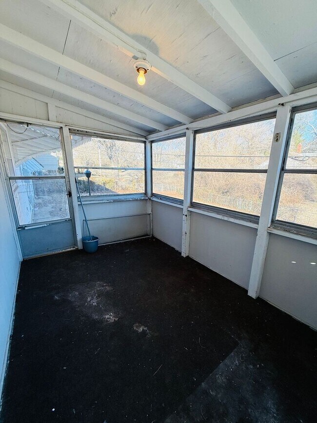 Building Photo - Spacious 3 bedroom home for Rent in Bellefontaine Neighbors