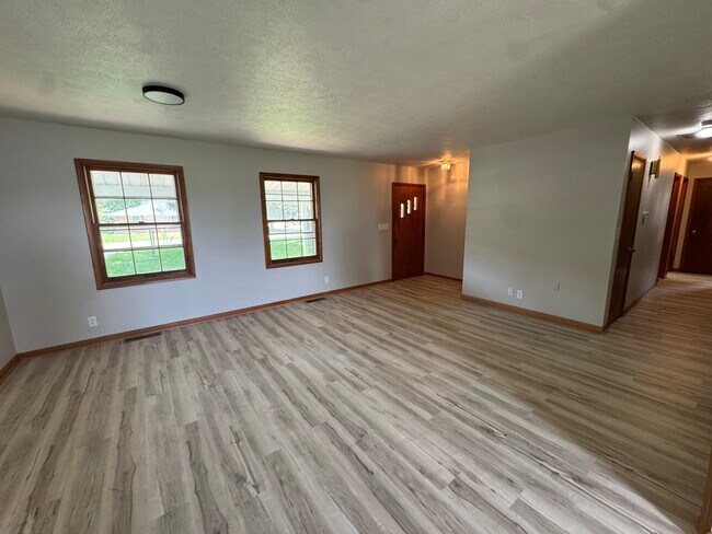 Building Photo - 2204 Elva Dr