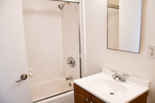 Building Photo - 733 S Fondren St