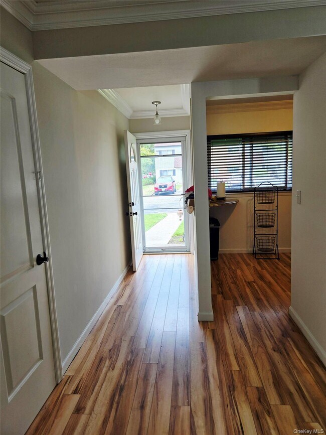 Building Photo - 199 Pointe Cir N