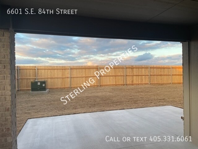 Building Photo - 6601 SE 84th St