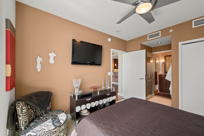 Building Photo - West Facing Downtown Condo for Rent!