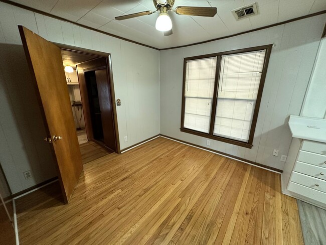 Building Photo - Move -in Special: Cute 3 bed 1.5 bath in W...