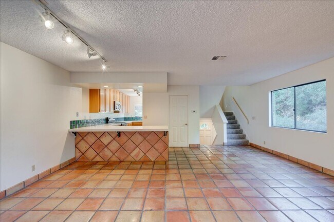 Building Photo - Beautiful End-Unit Townhome Centraly Located