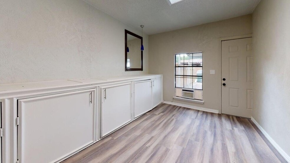Building Photo - 5330 Daytona Dr