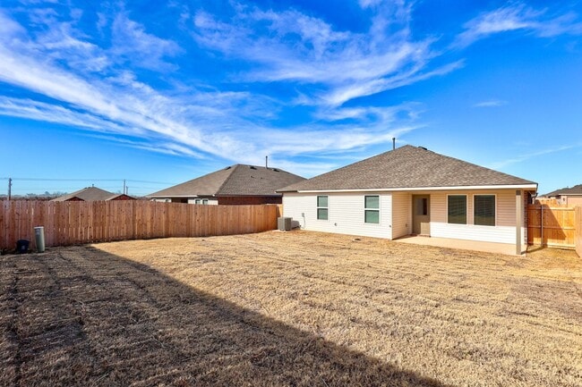 Building Photo - Newer Home for Rent in Mustang Schools! Up...